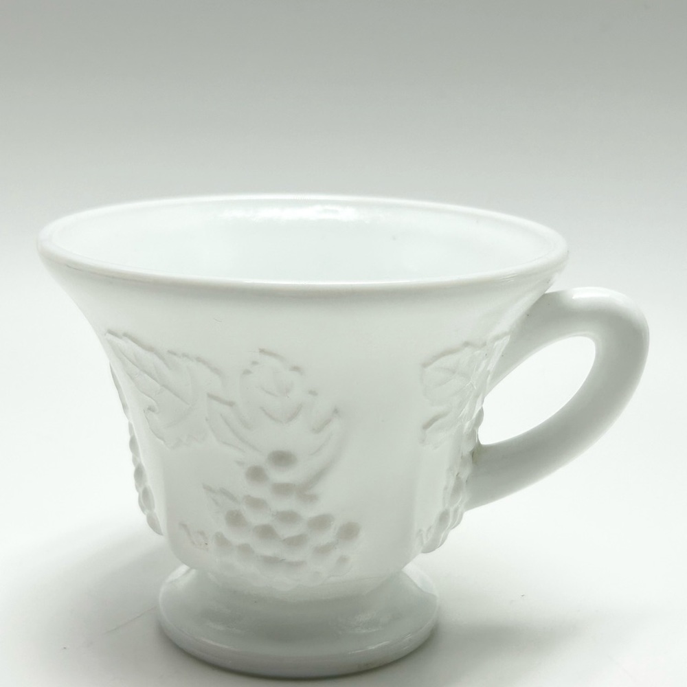 🍇🌿🍇🌿Colony - Harvest Milk Glass.